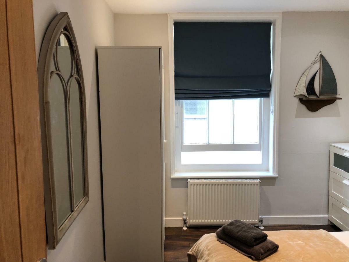 Modern One Bedroom Apartment Near The Seafront Портсмът Екстериор снимка